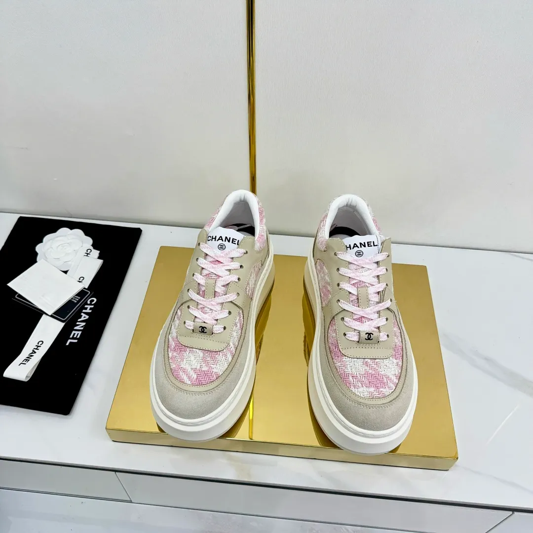 👟👟Ex-factory price 600👟👟 Upgraded version, upgraded version, upgraded version! No rebuttal accepted! ! ! ! Chanel Chanel panda shoes! 2025 counter's top casual sports shoes. This classic design; the upper is electro-embroidered with a variety of techniques; the outsole is fashionable and sporty; the unusual inclusion of a variety of color matching elements... The diversified mix and match is very good-looking and versatile, and can be used for leisure, fashion, sports, and outdoor... ꫛꫀꪝ Go➫ Materials: ❶Upper made of: original imported first-layer silk cowhide + original waterproof cloth + original first-layer cowhide ❷Inner lining: Original Yangli+Net ❸Outsole based on: Original TPU combination outsole Counter boutique packaging complete set for women 35–41 👉 👉 👉 👉 👉